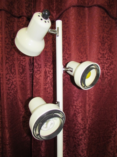 NICE FLOOR LAMP WITH 3 ADJUSTABLE LIGHTS