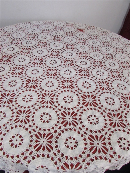 WONDERFULLY CROCHETED VINTAGE PINWHEEL & STARBURST TABLE CLOTH WITH ACCENT TABLE CLOTH