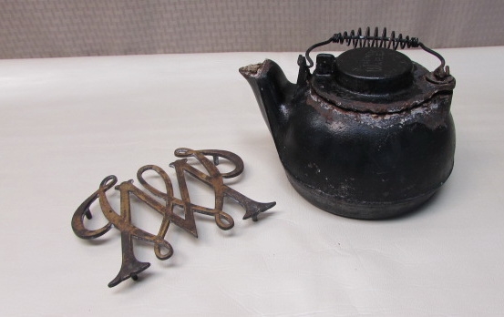GREAT GIFTS FOR A COUNTRY HOME - VINTAGE  WAGNER WARE CAST IRON TEA KETTLE & BRASS WILLIAMSBERG TRIVET