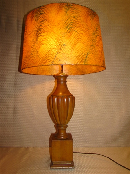 ATTRACTIVE VASE SHAPED VINTAGE SOLID CARVED WOOD TABLE LAMP WITH TWO LIGHT SOCKETS & RUSTIC SHADE