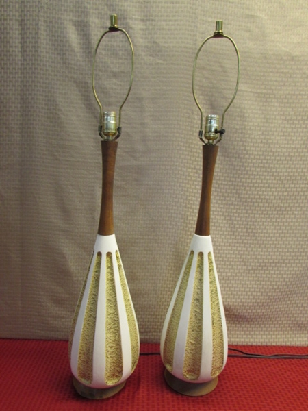 1950'S COOL!  A PAIR OF FUN RETRO TABLE LAMPS