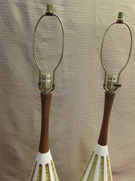 1950'S COOL!  A PAIR OF FUN RETRO TABLE LAMPS