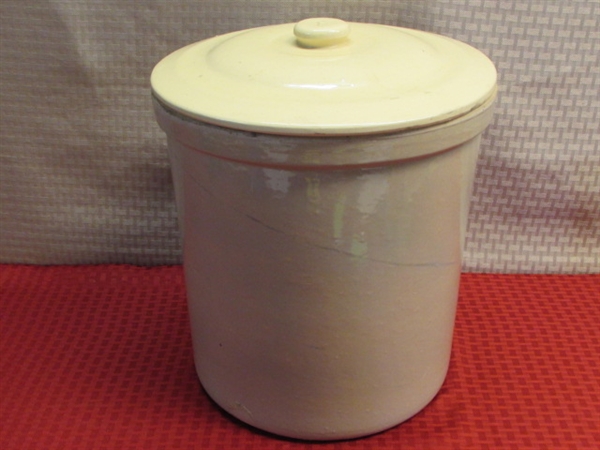 VINTAGE MARSHALL POTTERY 3 GALLON STONEWARE CROCK WITH LID IN VERY GOOD CONDITION