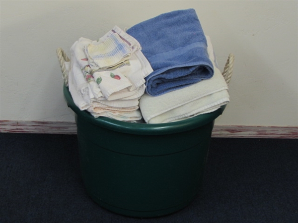 LARGE TUB WITH LOTS OF NICE BATH TOWELS, KITCHEN TOWELS & WASH CLOTHS