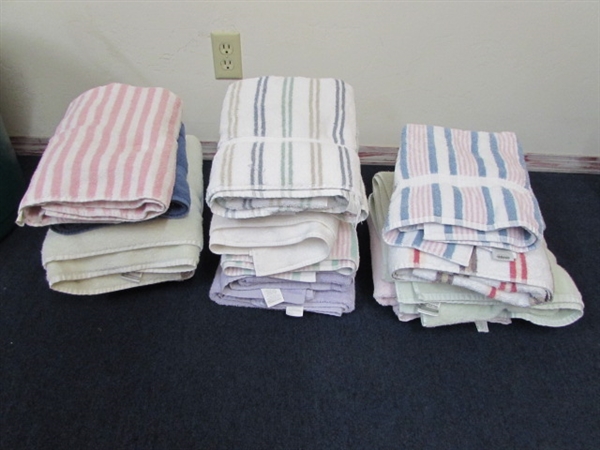 LARGE TUB WITH LOTS OF NICE BATH TOWELS, KITCHEN TOWELS & WASH CLOTHS