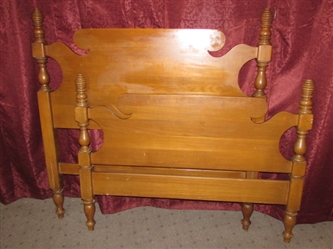 CHARMING VINTAGE SOLID MAPLE TWIN SIZE HEADBOARD & FOOTBOARD WITH BEE HIVE POSTS