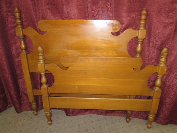 CHARMING VINTAGE SOLID MAPLE TWIN SIZE HEADBOARD & FOOTBOARD WITH BEE HIVE POSTS