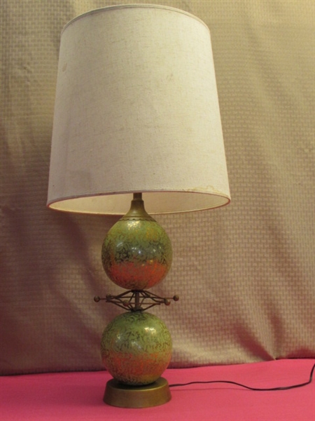 FABULOUS, VERY UNIQUE MID CENTURY MODERN ATOMIC TABLE LAMP