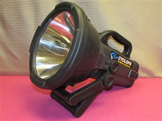 CYCLOPS 15 MILLION CANDLE POWER SPOT LIGHT WITH BATTERY