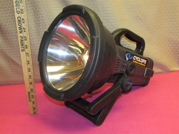 CYCLOPS 15 MILLION CANDLE POWER SPOT LIGHT WITH BATTERY