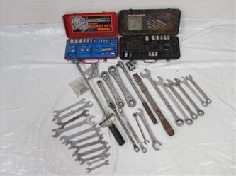 VERY COMPLETE SET OF MECHANICS TOOLS, RACHETS, OPEN END & BOX WRENCHES, A TORQUE WRENCH & MORE