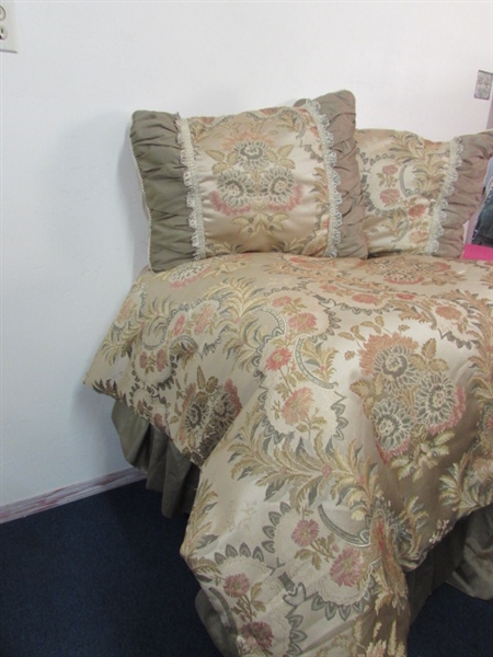 ELEGANT,SHIMMERY QUEEN SIZE COMFORTER  WITH MATCHING  PILLOW SHAMS & BEDSKIRT