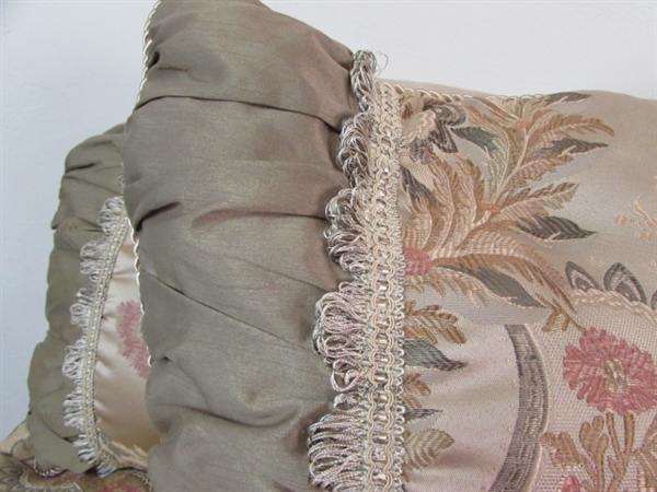 ELEGANT,SHIMMERY QUEEN SIZE COMFORTER  WITH MATCHING  PILLOW SHAMS & BEDSKIRT