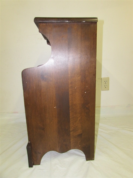 VERY CHARMING VINTAGE SOLID WOOD EARLY AMERICAN STYLE NIGHT STAND