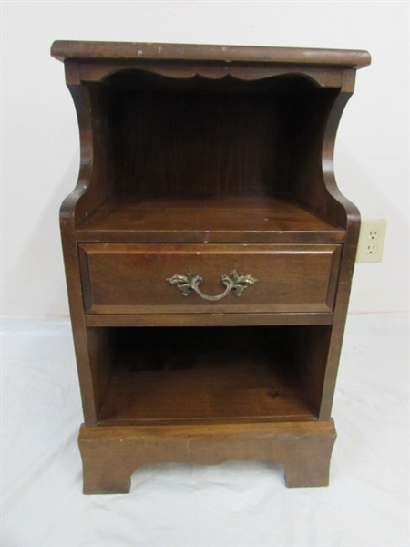 VERY CHARMING VINTAGE SOLID WOOD EARLY AMERICAN STYLE NIGHT STAND
