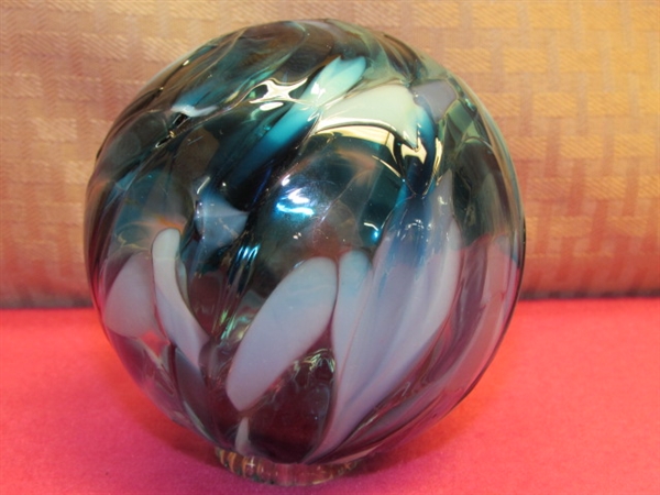 GORGEOUS HAND BLOWN GLASS DECORATIVE BALL WITH BLUE SWIRL PATTERN & MARBLE STAN