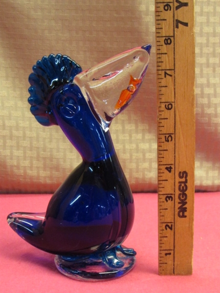 VIBRANT COBALT BLUE ART GLASS PELICAN WITH FISH IN BILL 