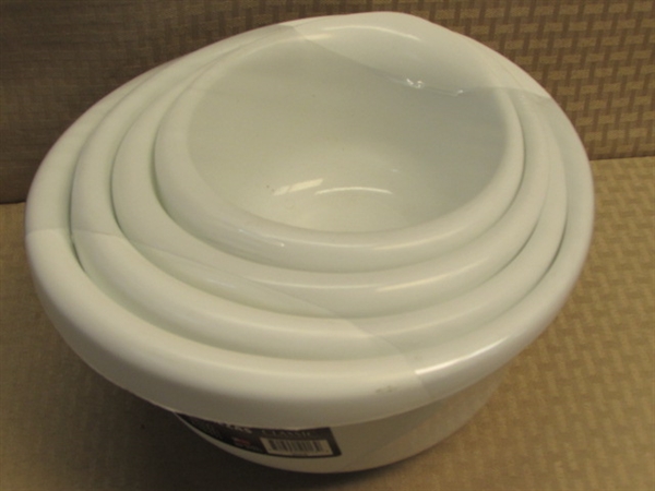 RUBBERMAID MICROWAVE POPPER & 4 NEW NESTING MIXING BOWLS.  