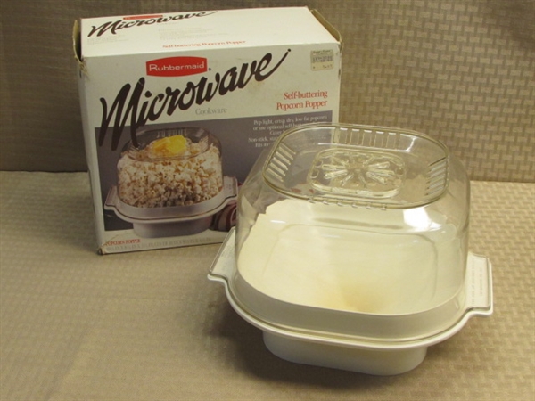 RUBBERMAID MICROWAVE POPPER & 4 NEW NESTING MIXING BOWLS.  