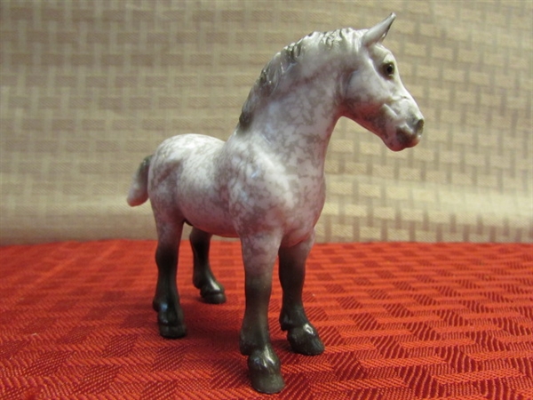BREYER STABLEMATES MYSTERY FOAL SURPRISE BELGIAN & DRAFT NO. 5938  IN ORIGINAL BOX INCLUDES PARENTS & FOAL
