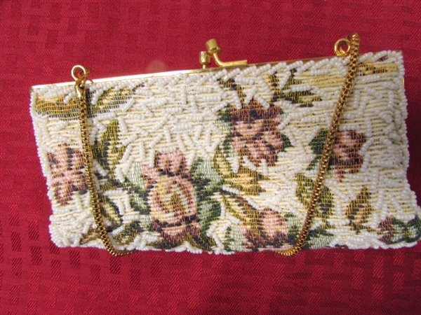PRETTY VINTAGE BEADED CARPET BAG STYLE CLUTCH PURSE MADE IN HONG KONG