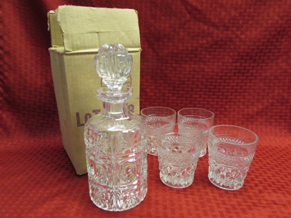 STRAIGHT OFF THE SET OF MAD MEN!  VINTAGE NEW  GLASS DECANTER WITH STOPPER & 4 GLASSES