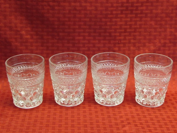 STRAIGHT OFF THE SET OF MAD MEN!  VINTAGE NEW  GLASS DECANTER WITH STOPPER & 4 GLASSES