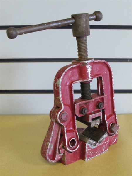 VINTAGE WORKING AMERICAN PIPE TOOL CO. PIPE CUTTER & LITTLESTOWN PIPE VISE