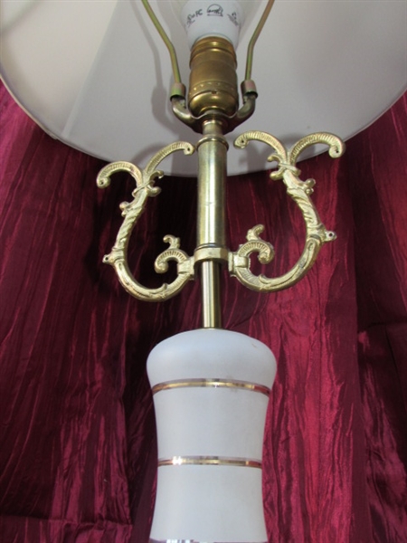 ELEGANT VINTAGE FROSTED GLASS TABLE LAMP WITH ORNATE BRASS DETAILS