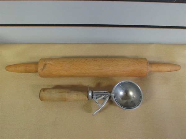 TWO VINTAGE HALLS KITCHENWARE NESTING BOWLS, ICE CREAM SCOOP & ROLLING PIN & ACCENT RECIPE BOX