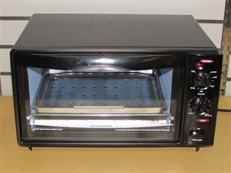 COMPACT COUNTER TOP BLACK & DECKER TOAST-R-OVEN BROILER IN VERY GOOD CONDITION