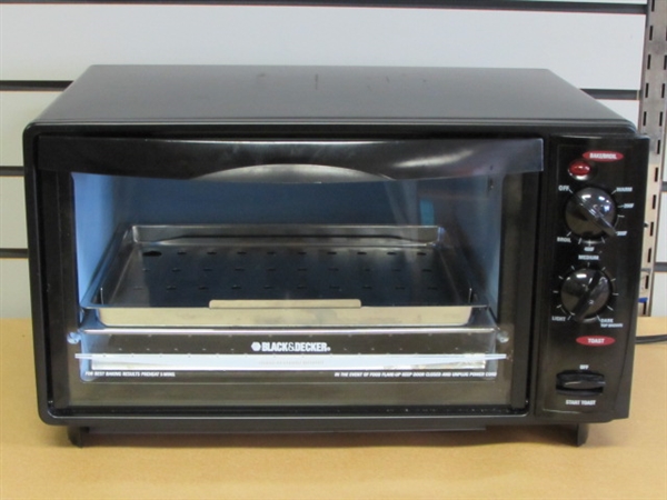 COMPACT COUNTER TOP BLACK & DECKER TOAST-R-OVEN BROILER IN VERY GOOD CONDITION