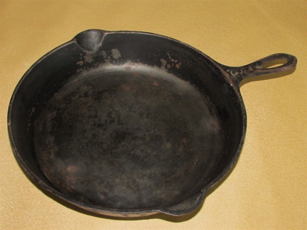 VINTAGE NO. 8 UNMARKED WAGNER CAST IRON SKILLET WITH POUR SPOUT & HEAT RING