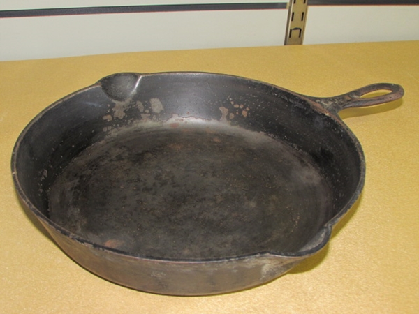 VINTAGE NO. 8 UNMARKED WAGNER CAST IRON SKILLET WITH POUR SPOUT & HEAT RING
