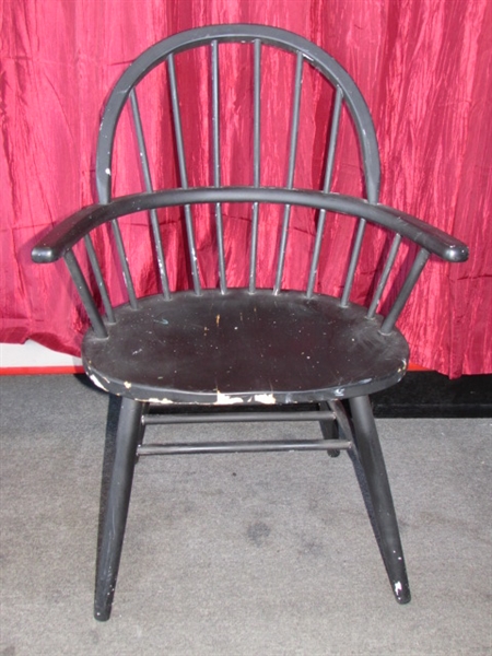 WONDERFUL VINTAGE/ANTQUE WINDSOR STYLE SPINDLE BACK CHAIR WITH ARMS