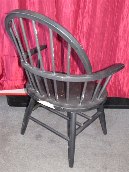 WONDERFUL VINTAGE/ANTQUE WINDSOR STYLE SPINDLE BACK CHAIR WITH ARMS