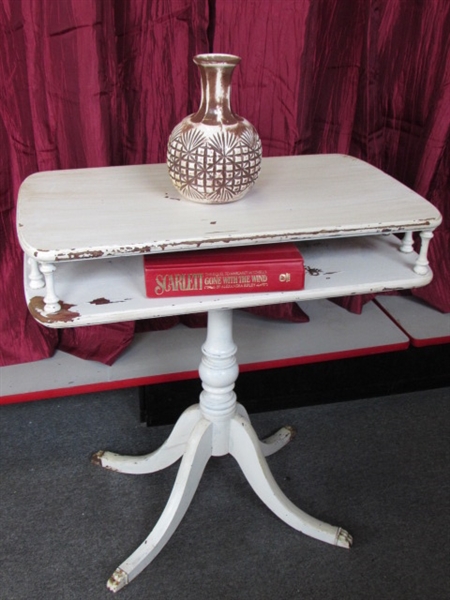 SHABBY CHIC & SO UNIQUE SMALL TABLE WITH PEDESTAL BASE & METAL CAPPED CLAW FEET