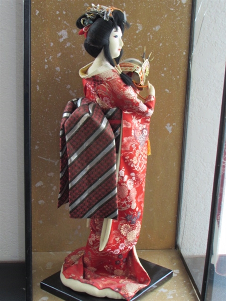 COLLECTIBLE VINTAGE JAPANESE NISHI DOLL-GEISHA HOLDING SAMURAI HELMET-IN GLASS CASE