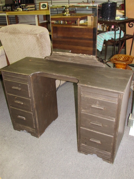 PRETTY LITTLE VANITY WITH AN UGLY PAINT JOB!      GREAT SEWING TABLE, TOO!