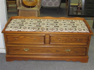 ATTRACTIVE OAK HOPE CHEST WITH CEDAR LINING & UPHOLSTERED SEAT TOP