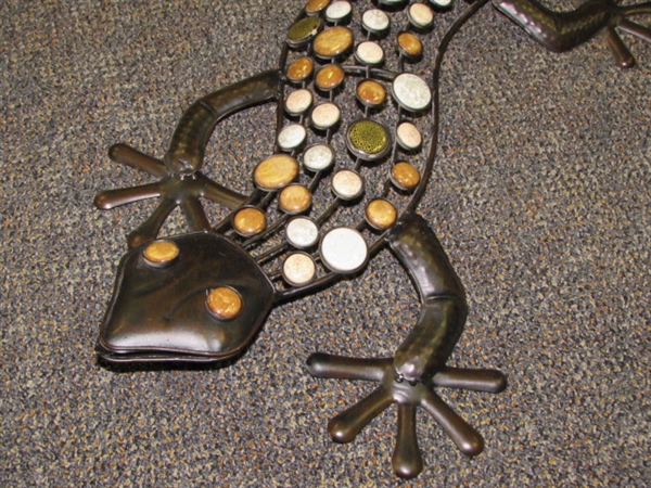 SUPER COOL METAL SALAMANDER WITH MULTICOLOR BACK FOR YOUR YARD OR WALL