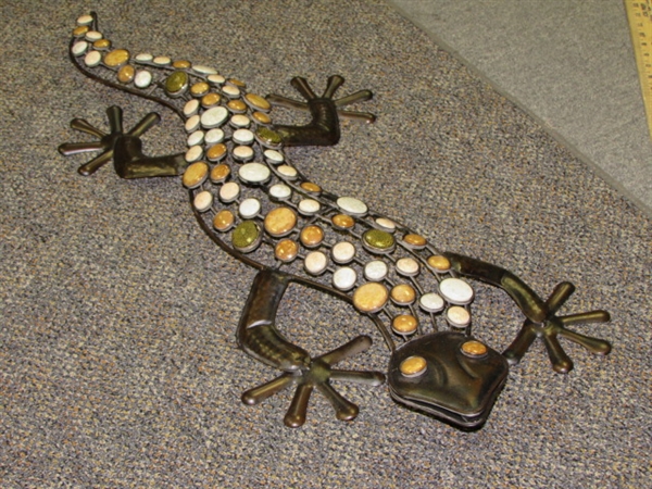 SUPER COOL METAL SALAMANDER WITH MULTICOLOR BACK FOR YOUR YARD OR WALL