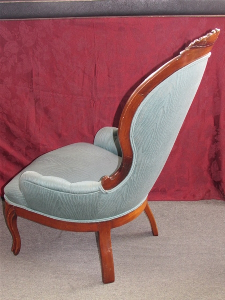 VICTORIAN ANTIQUE CARVED MAHOGANY UPHOLSTERED CHAIR
