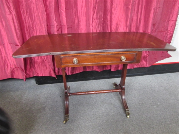 ANTIQUE GEORGE III STYLE DROP LEAF SIDE TABLE WITH SWING OUT WOODEN HINGED SUPPORT