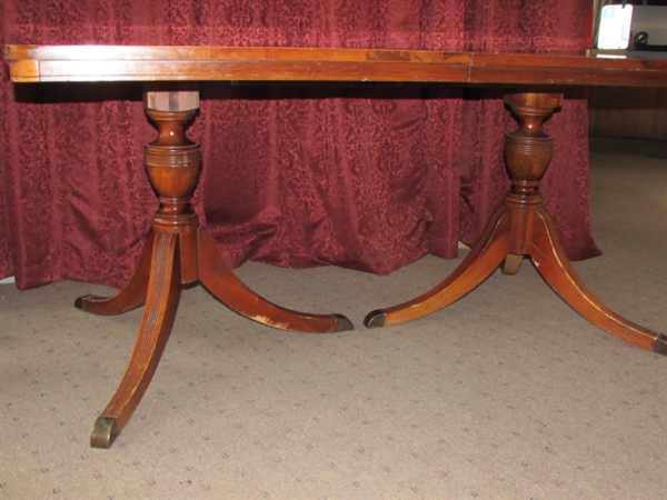 CLASSIC DUNCAN PHYFE STYLE DOUBLE PEDESTAL TABLE WITH THREE LEAFS