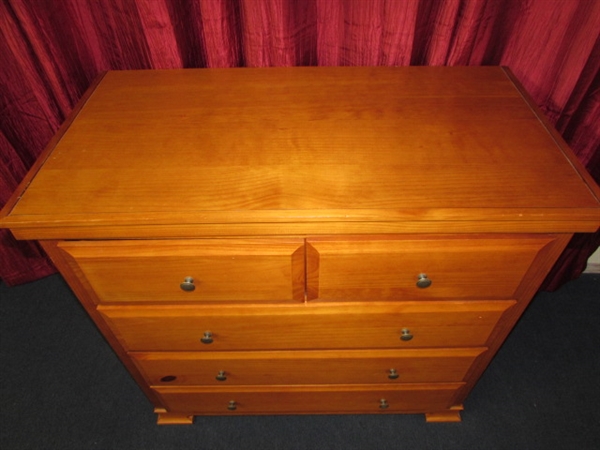 LARGE ATTRACTIVE PINE DRESSER WITH EASY SLIDING DRAWERS