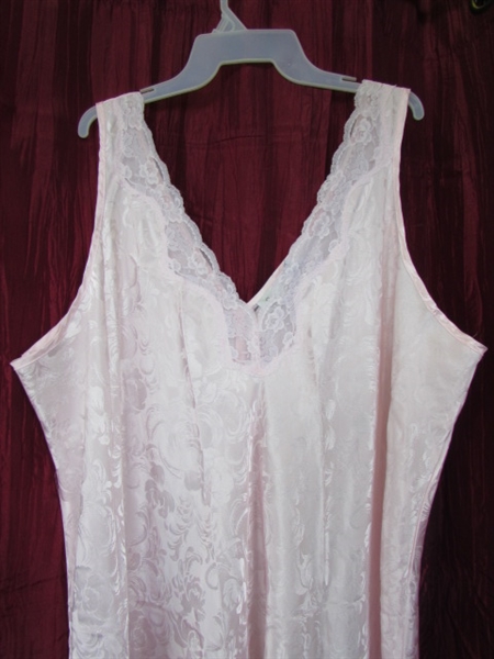 NEW FEMININE LADIES NIGHT GOWN-PERFECT FOR THE COMING SUMMER MONTHS
