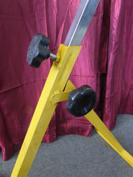 ROLLER STAND LUMBER SUPPORT (DEADMAN) FREE-STANDING WITH ADJUSTABLE HEIGHT.
