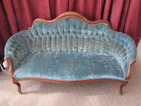 BEAUTIFUL ANTIQUE VICTORIAN SETTEE WITH ELEGANTLY CARVED ACCENTS