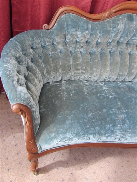 BEAUTIFUL ANTIQUE VICTORIAN SETTEE WITH ELEGANTLY CARVED ACCENTS